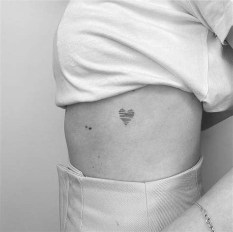 tatuajes pequeos en el pecho|Tatuajes pequeños en el pecho para mujeres。